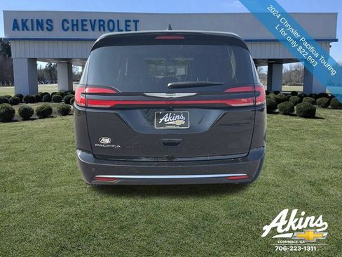 Used 2024 Chrysler Pacifica Touring-L FWD image 7