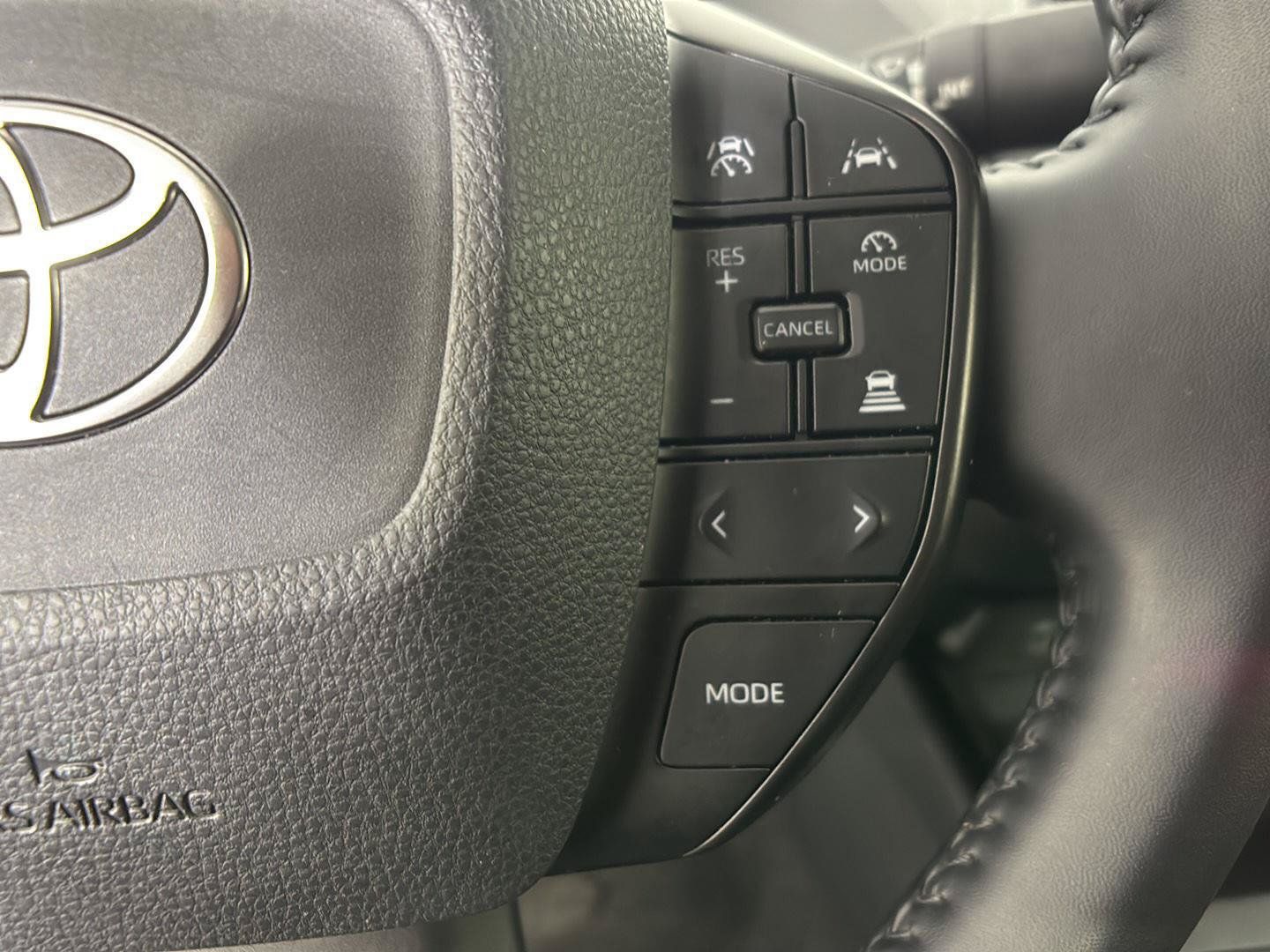Used 2025 Toyota Prius LE FWD image 32