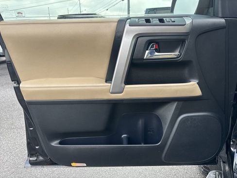 Used 2018 Toyota 4Runner SR5 Premium RWD image 30