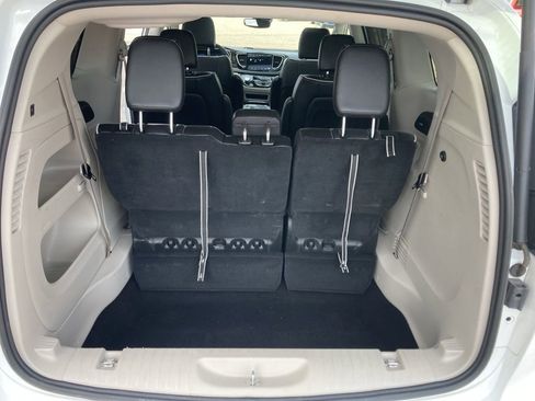 Used 2023 Chrysler Pacifica Limited FWD image 10