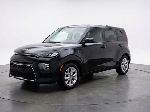 Used 2025 Kia Soul LX w/ LX Technology Package image 3