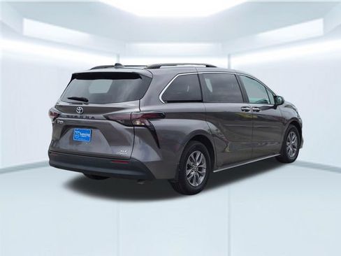 Used 2024 Toyota Sienna XLE FWD image 6