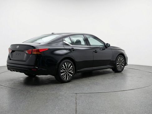 Used 2025 Nissan Altima 2.5 SV FWD image 9