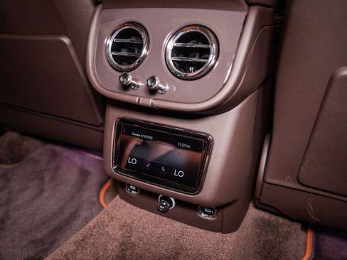 Used 2025 Bentley Bentayga image 28