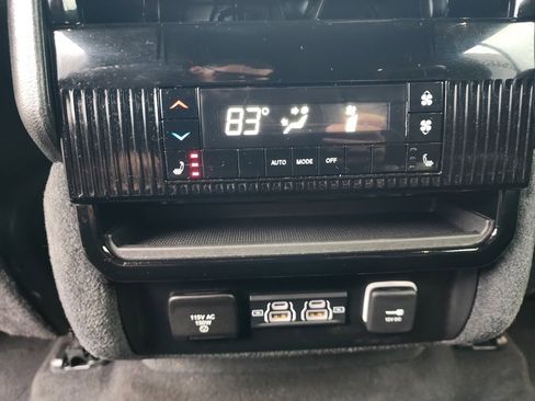 Used 2024 Jeep Wagoneer L Series II w/ Flexible Seating Group image 15