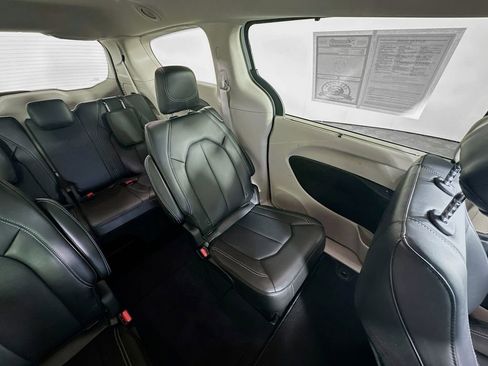 Used 2024 Chrysler Pacifica Touring-L image 14