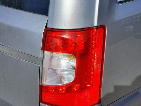 Used 2016 Chrysler Town & Country Touring image 6