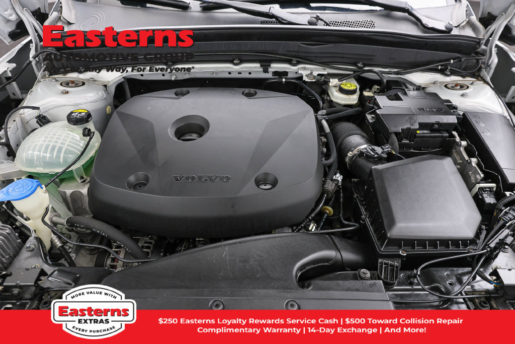 Used 2021 Volvo XC40 T4 Momentum FWD image 8