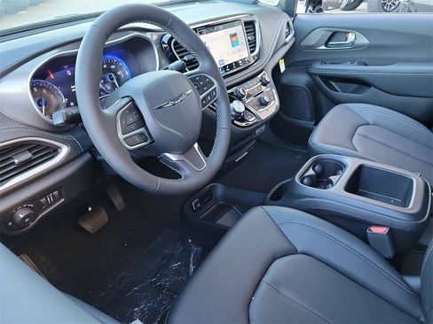 New 2025 Chrysler Pacifica Select image 2