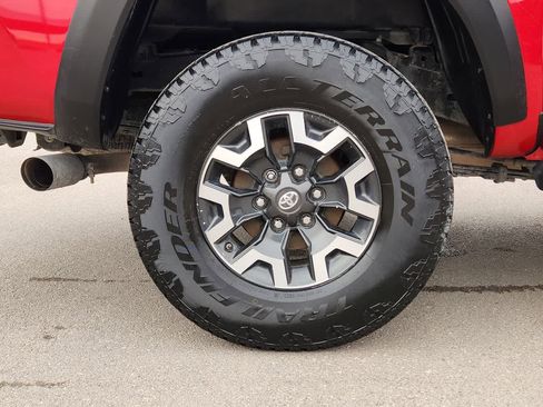 Used 2019 Toyota Tacoma TRD Off-Road image 12