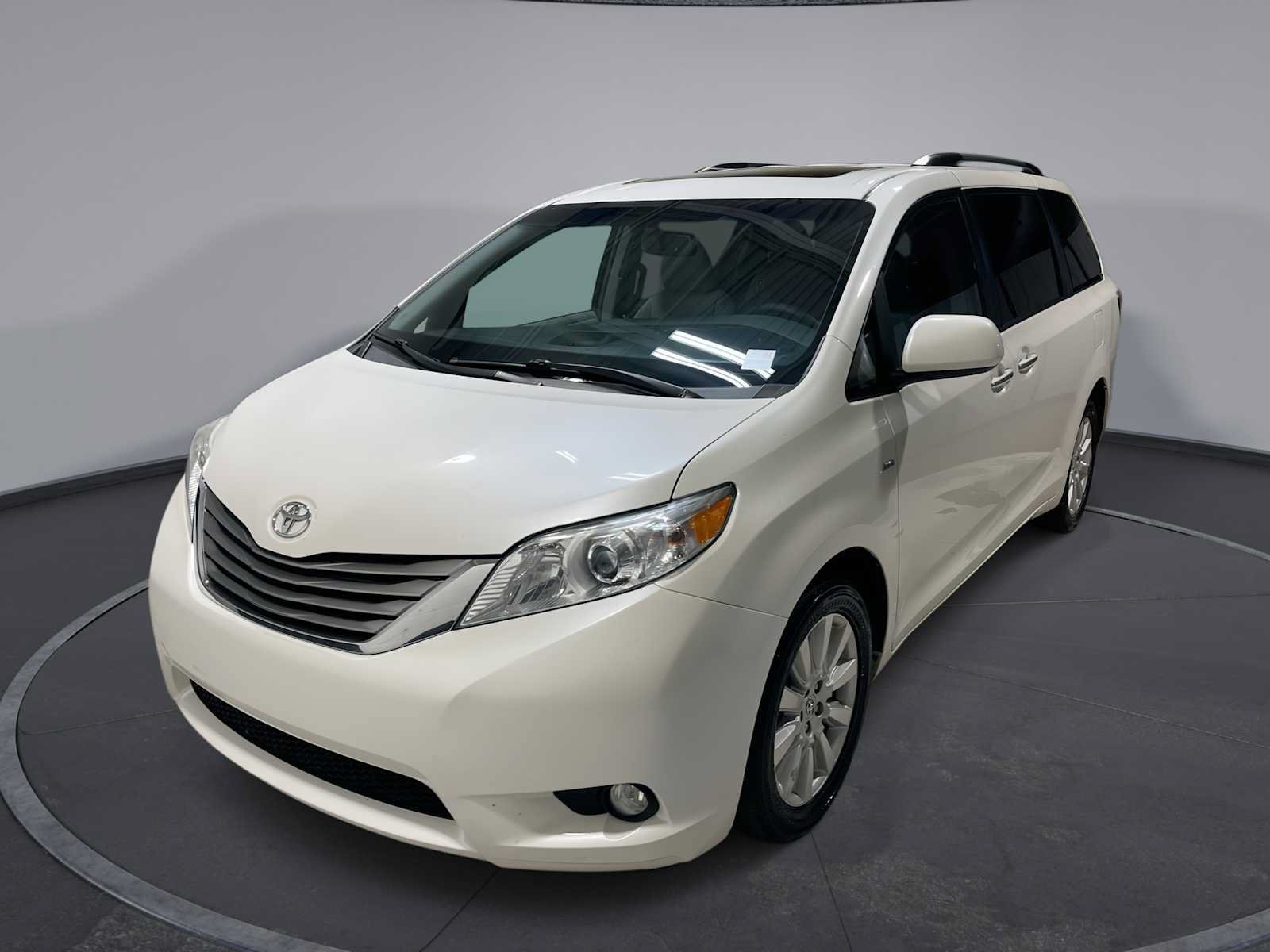 Used 2017 Toyota Sienna XLE w/ XLE Navigation Package AWD/4WD image 1