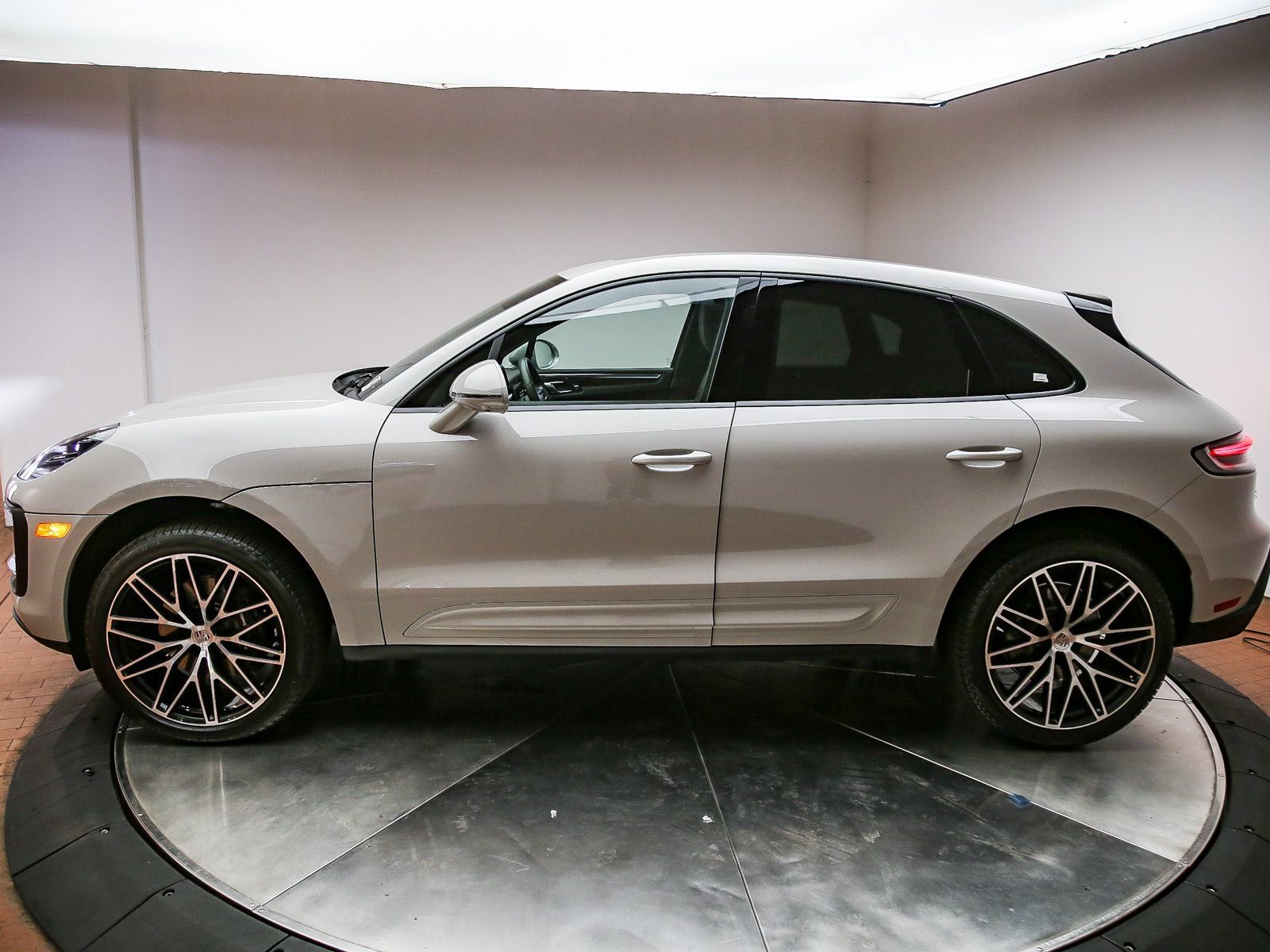 Certified 2026 Porsche Macan AWD/4WD image 2
