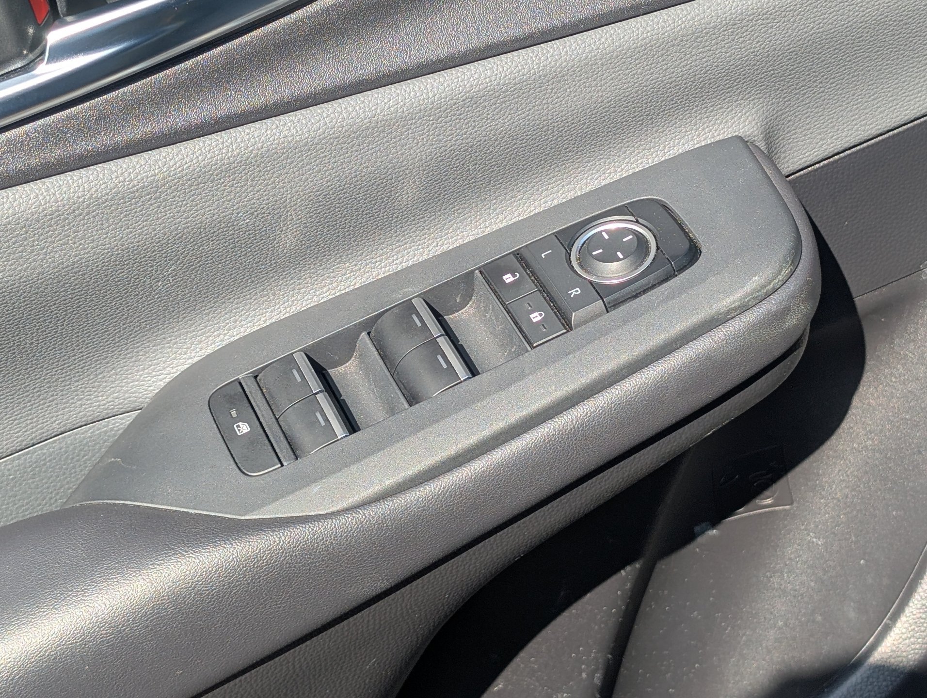 Used 2024 Toyota Prius XLE FWD image 19