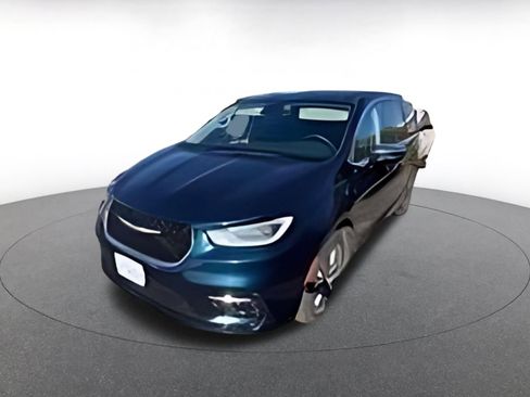 Used 2023 Chrysler Pacifica Limited image 3