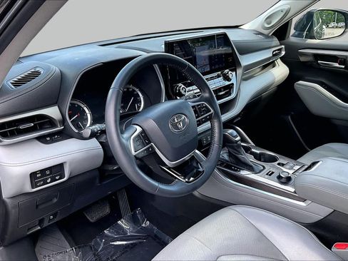 Used 2022 Toyota Highlander Limited AWD/4WD image 18