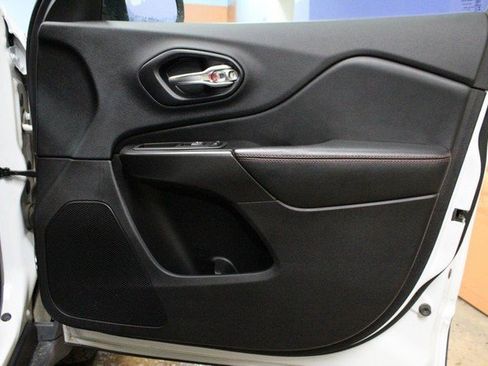 Used 2020 Jeep Cherokee Trailhawk image 10