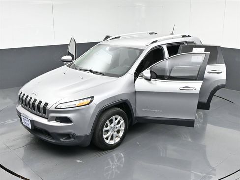 Used 2017 Jeep Cherokee Latitude w/ Cold Weather Group FWD image 39