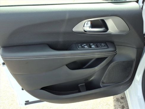 New 2026 Chrysler Voyager LX image 10