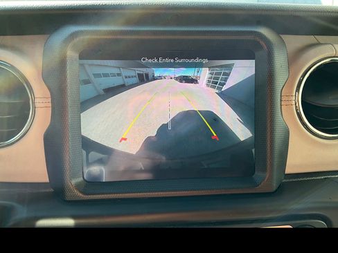 Used 2021 Jeep Wrangler Unlimited Sahara AWD/4WD image 8