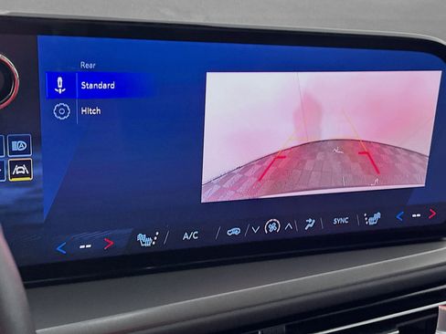 Used 2025 Chevrolet Traverse LT image 23