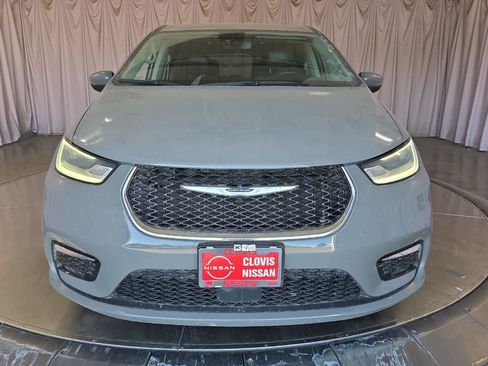 Used 2023 Chrysler Pacifica Touring-L FWD image 11