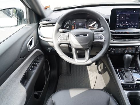 Used 2025 Jeep Compass Latitude w/ Sun & Sound Group AWD/4WD image 11