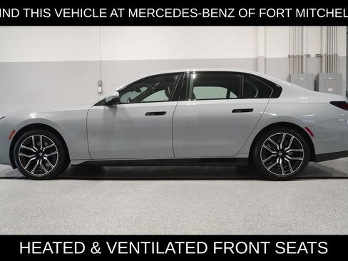 Used 2023 BMW 740i w/ Executive Package RWD image 3