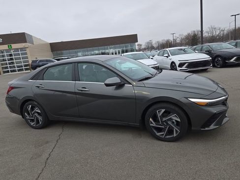 New 2026 Hyundai Elantra Limited FWD image 5