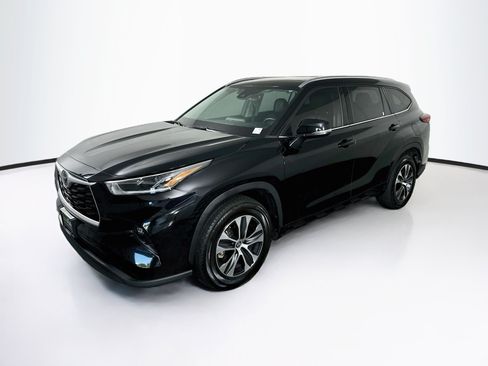 Used 2021 Toyota Highlander XLE FWD image 3