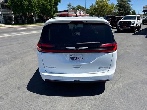 Used 2024 Chrysler Pacifica Limited FWD image 7