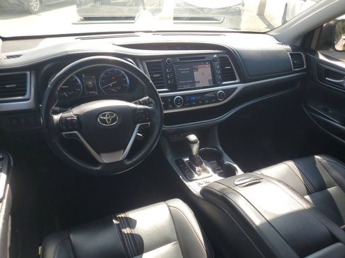Used 2019 Toyota Highlander SE FWD image 12