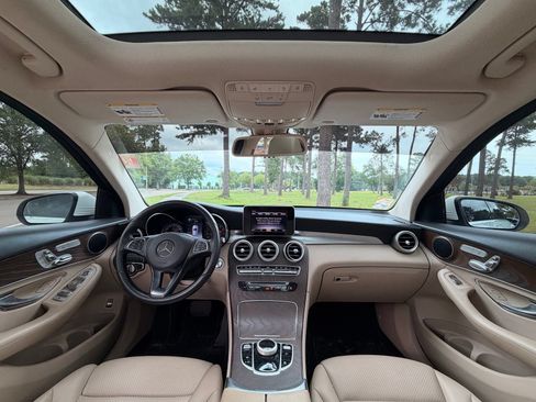 Used 2019 Mercedes-Benz GLC 300 4MATIC image 2