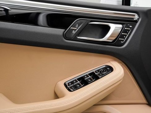 Certified 2026 Porsche Macan AWD/4WD image 10