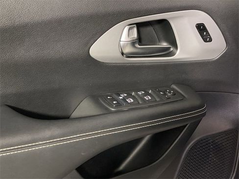 Used 2025 Chrysler Pacifica Limited image 30