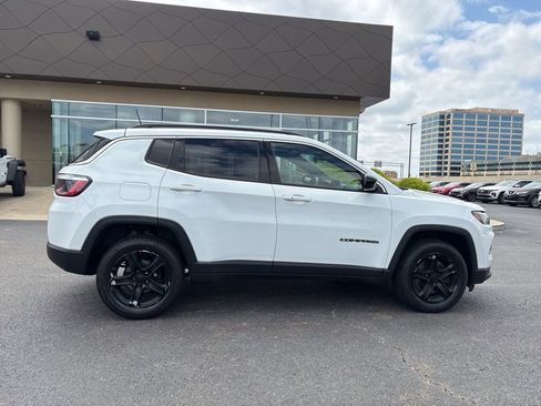 Used 2023 Jeep Compass Latitude AWD/4WD image 4