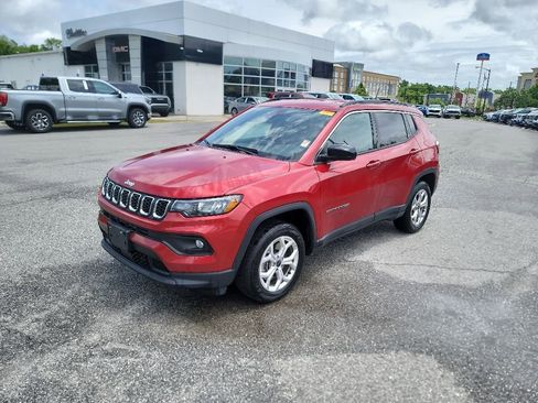 Used 2025 Jeep Compass Latitude AWD/4WD image 3