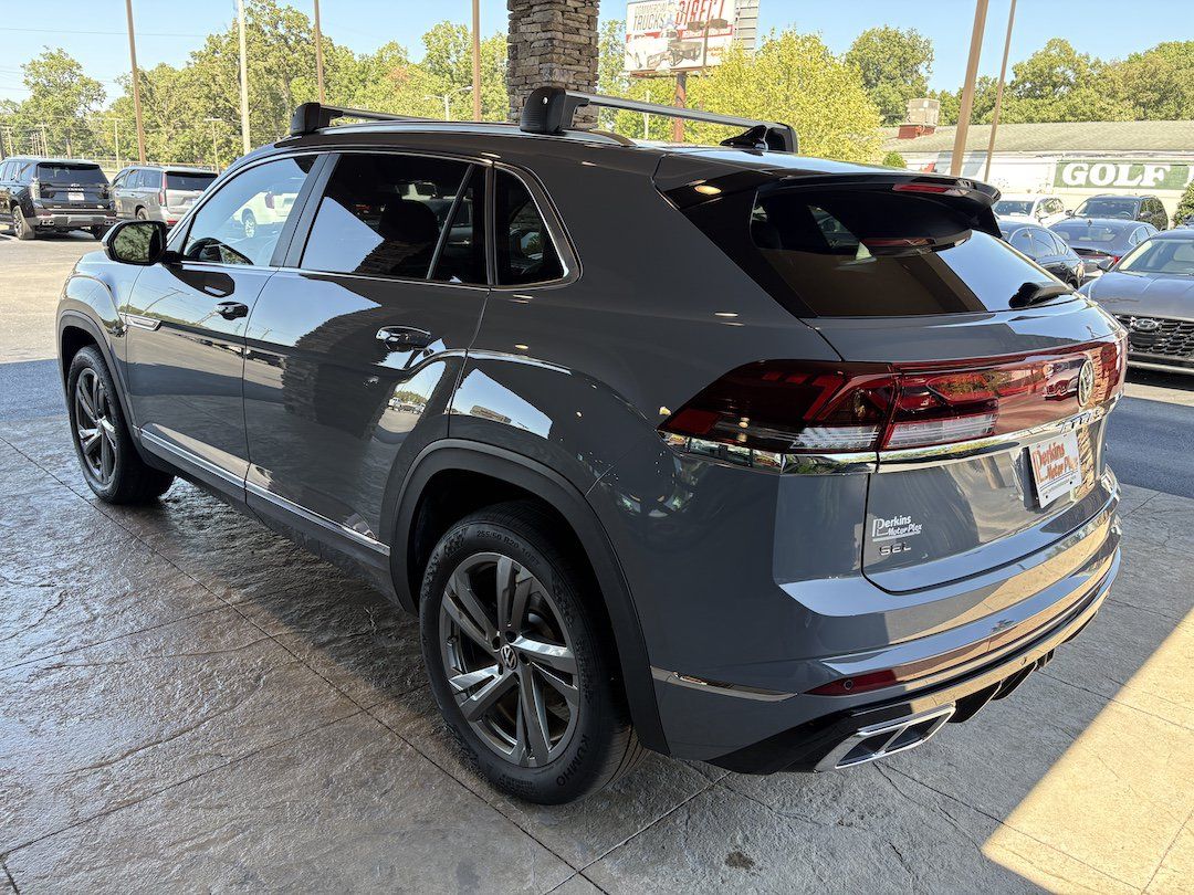 Used 2024 Volkswagen Atlas Cross Sport SEL R-Line AWD/4WD image 8