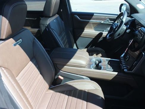 New 2026 GMC Acadia Denali Ultimate w/ LPO, Floor Liner Package AWD/4WD image 32