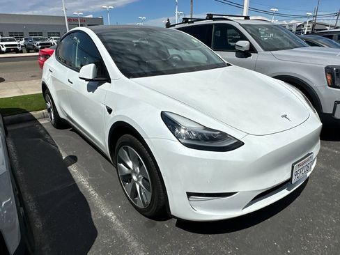Used 2022 Tesla Model Y Long Range AWD/4WD image 2