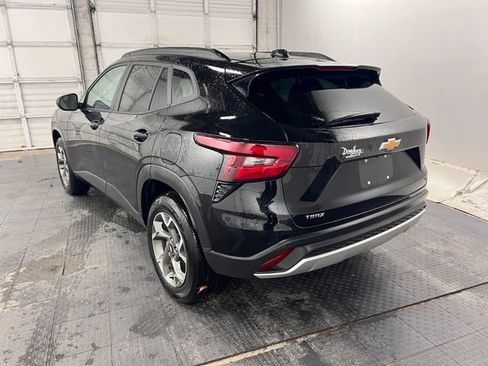 Used 2025 Chevrolet Trax LT w/ LT Convenience Package image 6