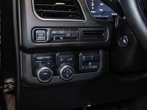 Used 2024 GMC Yukon XL SLT w/ SLT Luxury Package image 17