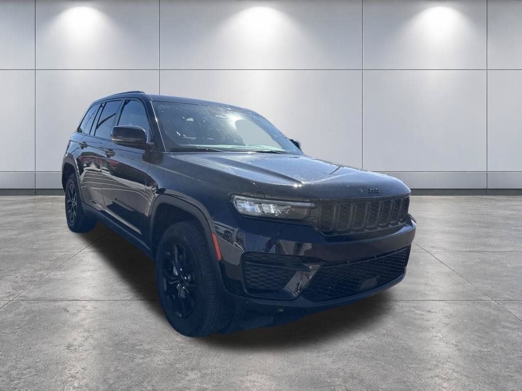 Used 2025 Jeep Grand Cherokee Altitude AWD/4WD image 33