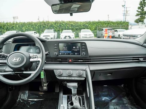 Certified 2025 Hyundai Elantra SE image 12