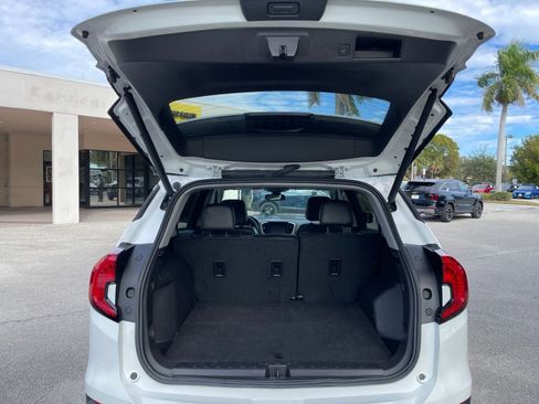 Used 2024 GMC Terrain SLT image 31