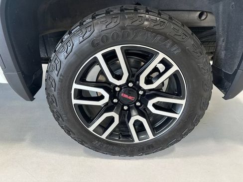 Used 2025 GMC Sierra 1500 AT4 w/ AT4 Premium Package AWD/4WD image 34