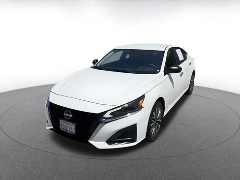 Used 2025 Nissan Altima 2.5 SV FWD image 7