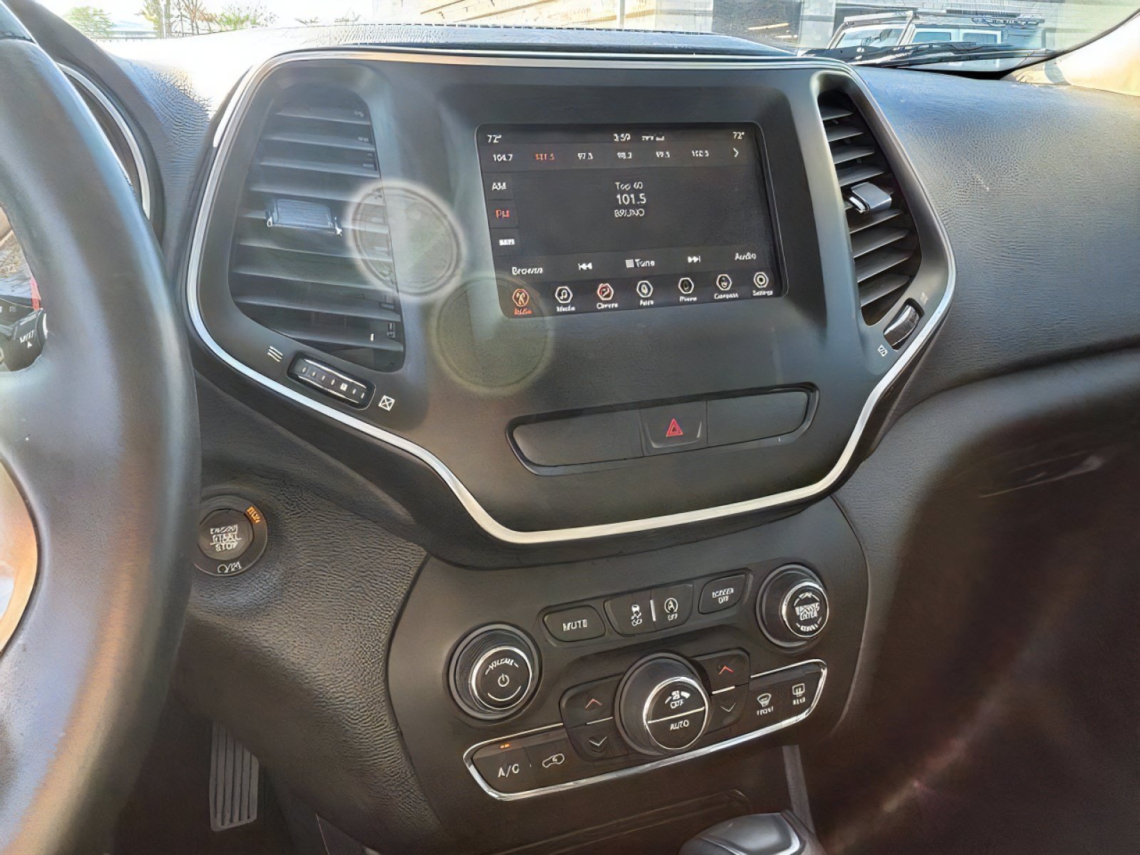 Used 2019 Jeep Cherokee Latitude Plus w/ Comfort/Convenience Group FWD image 14