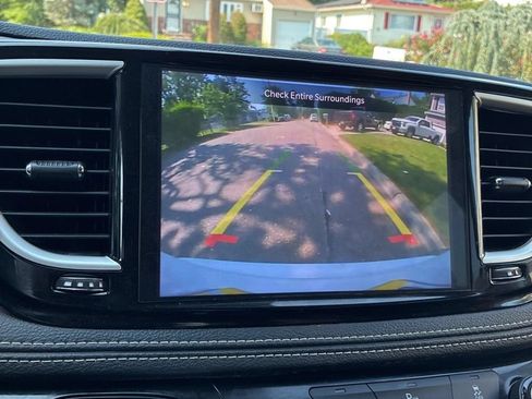 Used 2024 Chrysler Pacifica Limited FWD image 11