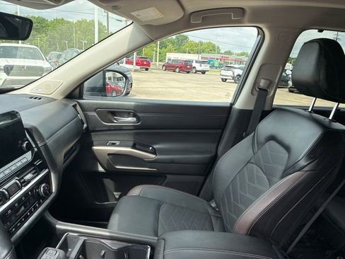 Used 2024 Nissan Pathfinder Platinum FWD image 16