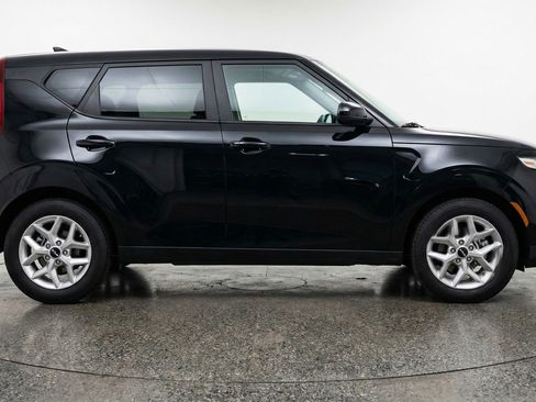 Used 2025 Kia Soul LX w/ LX Technology Package FWD image 11